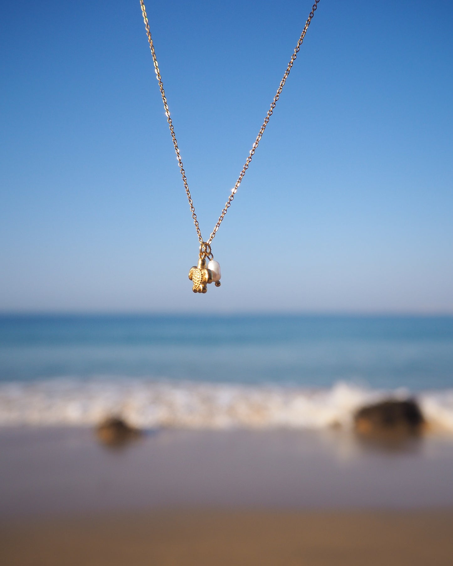 Tiny Turtle Pearl Necklace with ocean background, Gold Necklace with freshwater pearls and 18k gold turtle pendant, Minimalistic Ocean Inspired Jewelry, Jewelry for Beach Girls