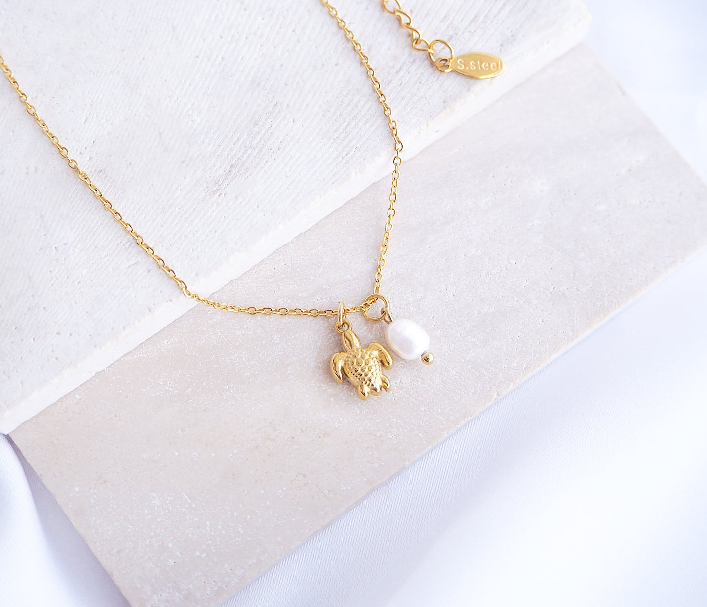 Dainty Tiny Turtle Pearl Necklace on stone, Gold Necklace with freshwater pearls and 18k gold turtle pendant, Minimalistic Ocean Inspired Jewelry, Jewelry for Beach Girls