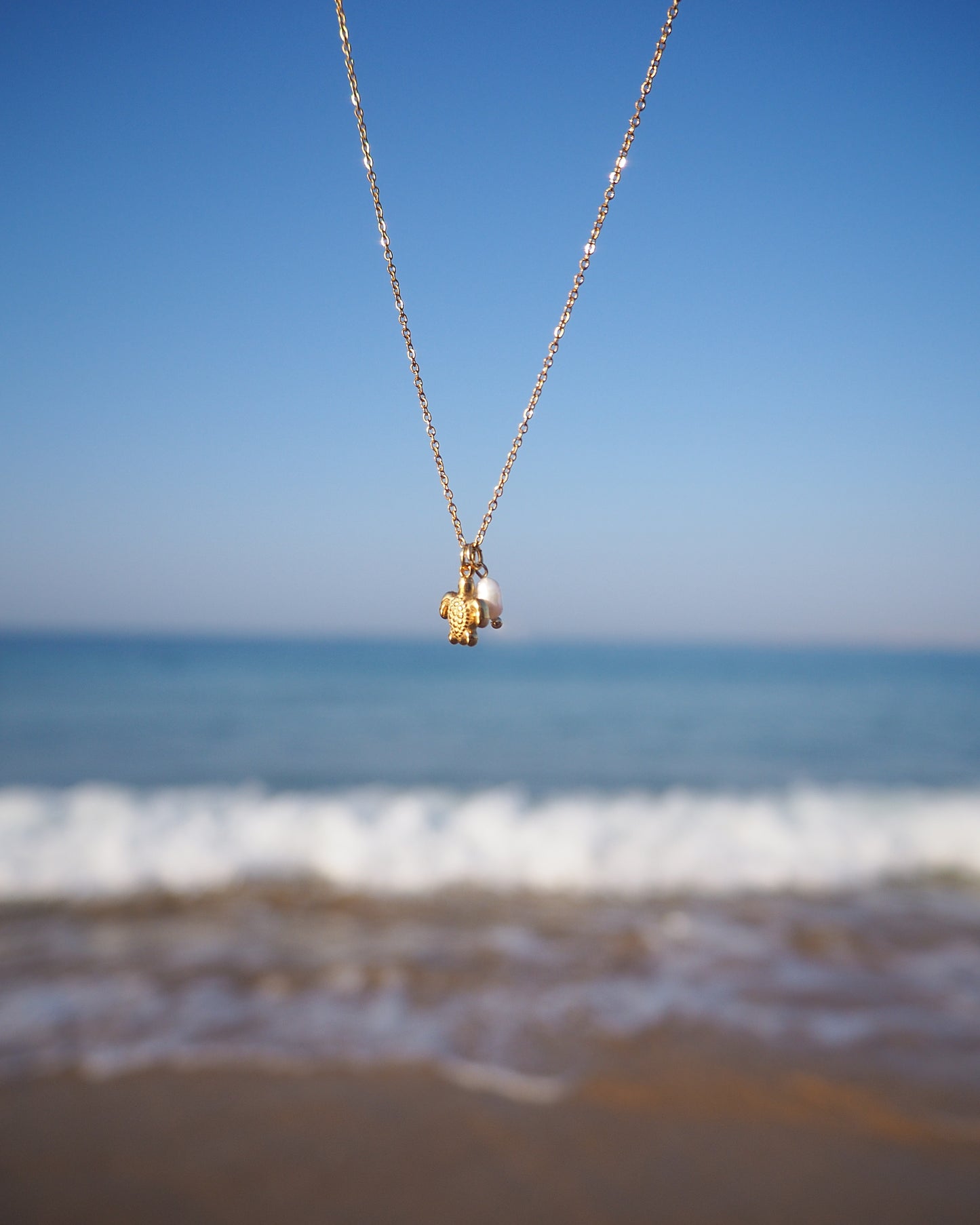 Tiny Turtle Pearl Necklace with sea view background, Gold Necklace with freshwater pearls and 18k gold turtle pendant, Minimalistic Ocean Inspired Jewelry, Jewelry for Beach Girls