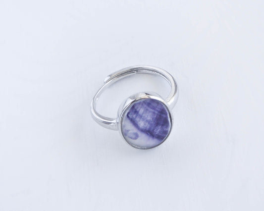 An ensemble photo featuring the 925 silver adjustable ring adorned with a Blue Mussel shell, highlighting its versatility and coastal elegance