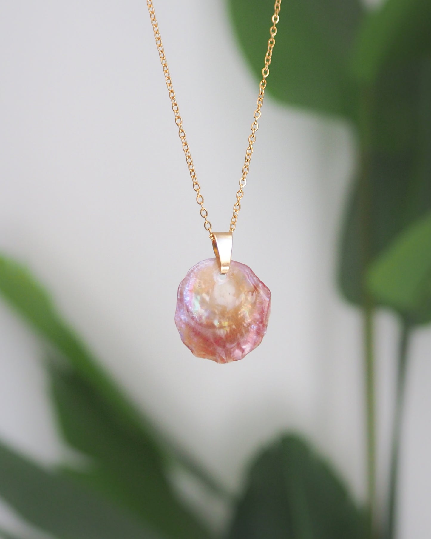 Fuchsia Jingle Shell gold necklace