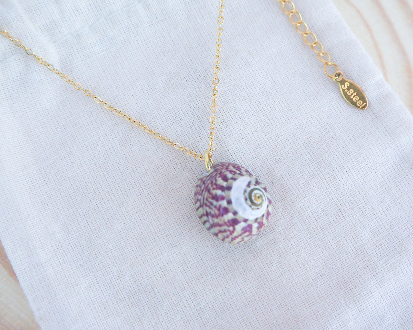 SEASHELL NECKLACE ~ Gold Purple Green Top Shell II