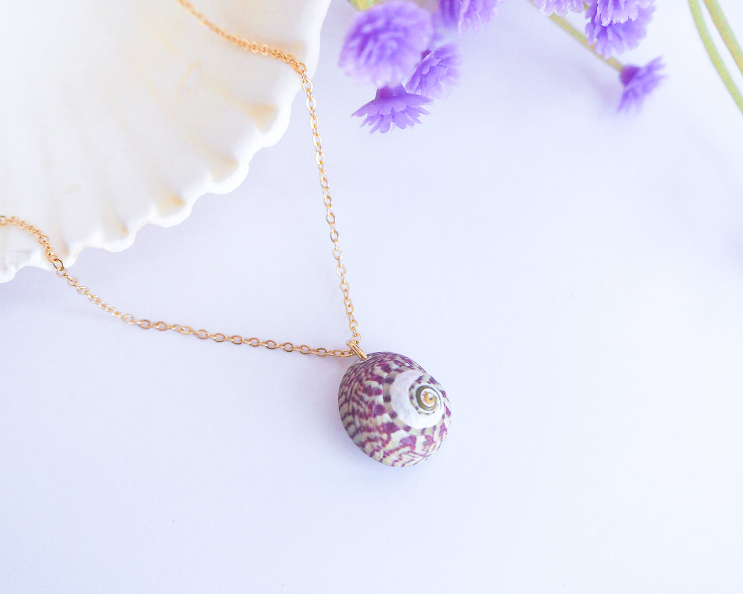 SEASHELL NECKLACE ~ Gold Purple Green Top Shell II