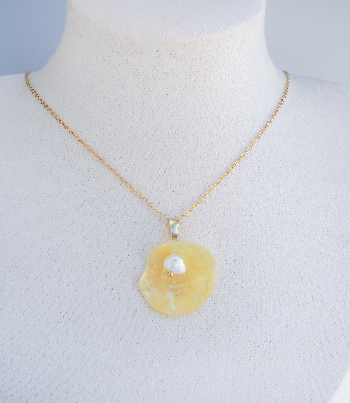 SEASHELL NECKLACE ~ Gold Yellow Jingle Shell V