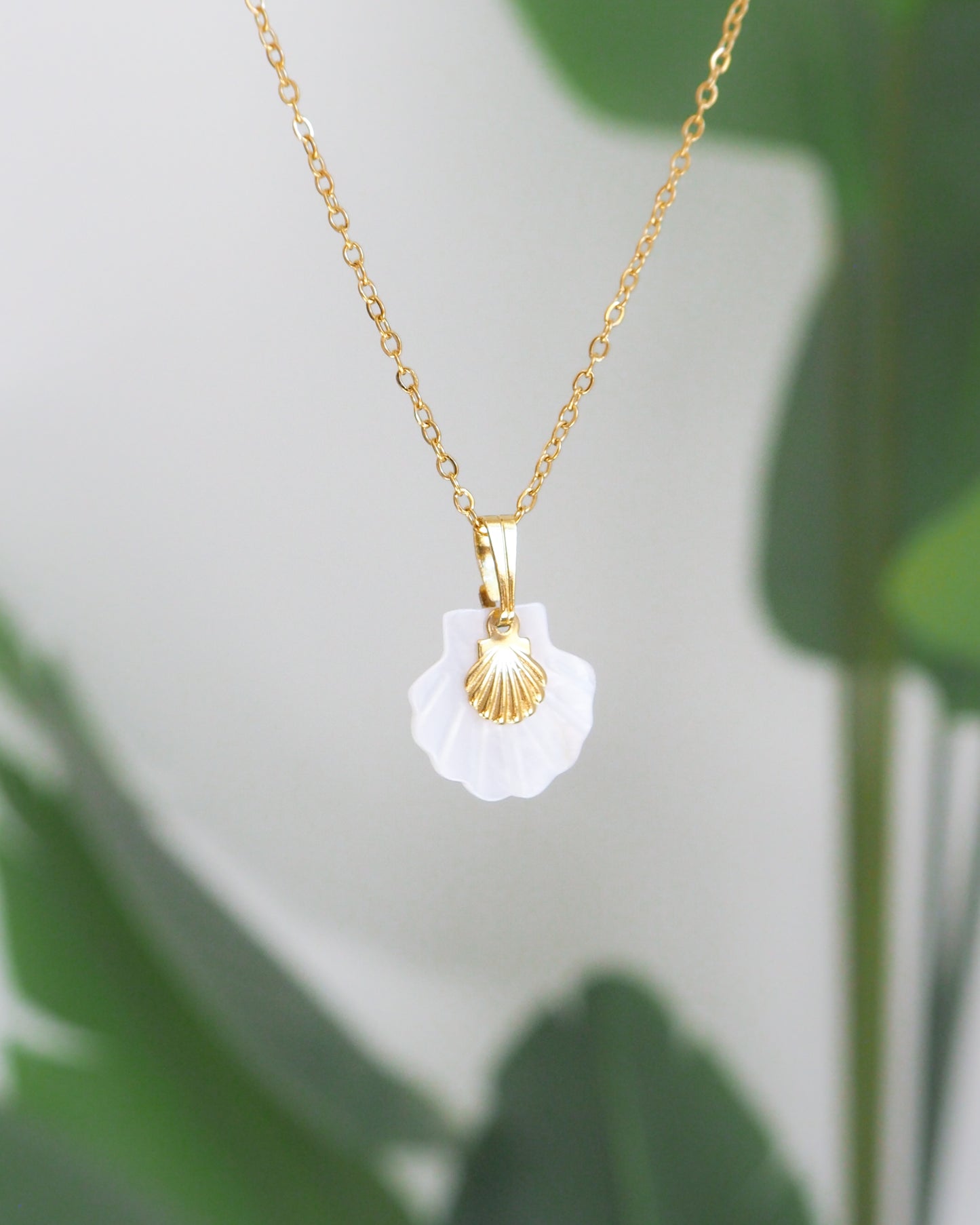 Gold Shell Mother of Pearl Necklace ~ Ivory White