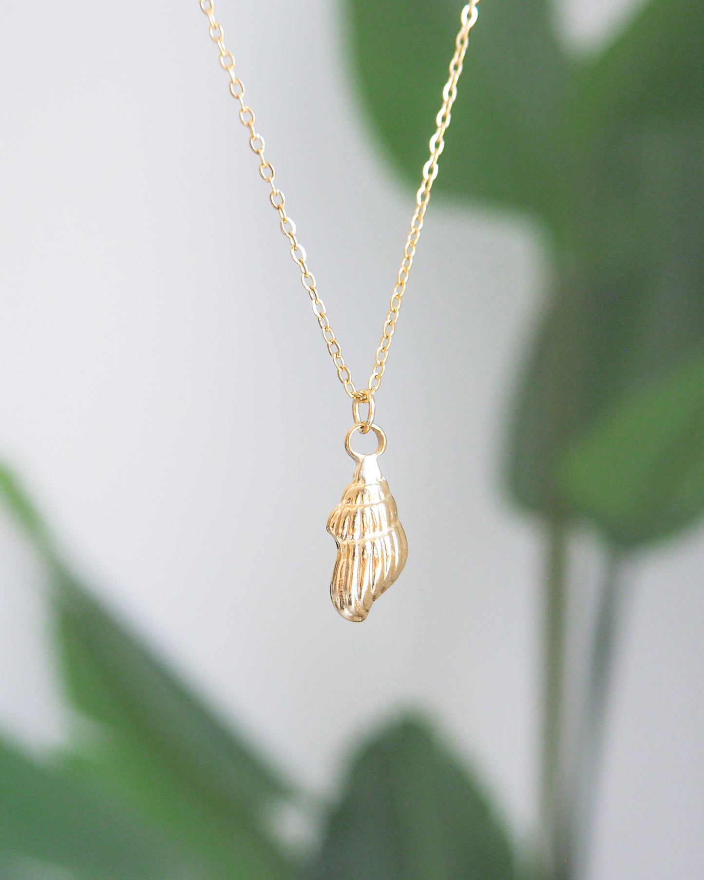 Necklace with Conch Shell Pendant Gold Stainless Steel
