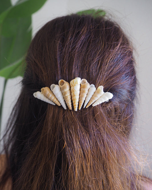 Model wearing Common Tower Shells Hair Clip, Boho Seashell Beach Clip from Portugal, Handpicked Real Shells, Seashell Hair Decoration, Bohemian Seashell Wedding Hair Assocciares, Coastal Christmas gift, Beach Wedding Hair
