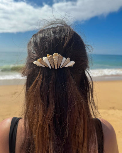 Model wearing Common Tower Shells II Hair Clip Barrette on the beach, Boho Seashell Beach Clip from Portugal, Handpicked Real Shells, Seashell Hair Decoration, Bohemian Seashell Wedding Hair Assocciares, Coastal Christmas gift, Beach Wedding Hair