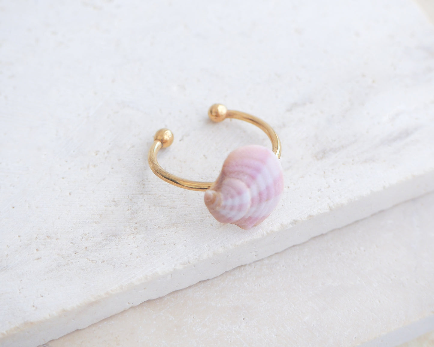 Side view of Pink White Venus Shell Ring from Portugal displayed on stone, Marble Pink shell on gold ring, handpicked real shell from Portugal