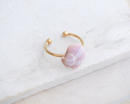 Side view of Pink White Venus Shell Ring from Portugal displayed on stone, Marble Pink shell on gold ring, handpicked real shell from Portugal