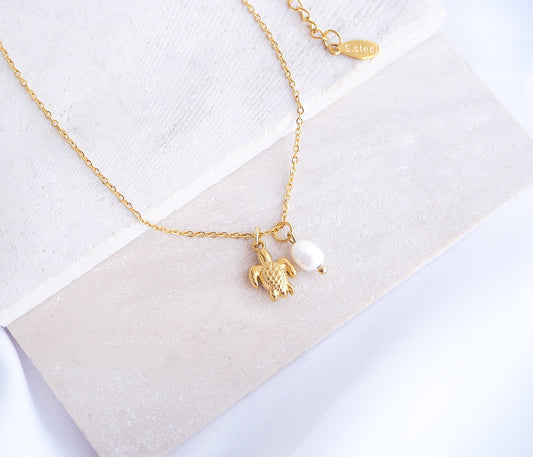 Dainty Tiny Turtle Pearl Necklace on stone, Gold Necklace with freshwater pearls and 18k gold turtle pendant, Minimalistic Ocean Inspired Jewelry, Jewelry for Beach Girls 