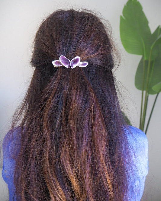 Model wearing Purple Coquina Shells Butterfly Medium Hair Clip Barrette, Real Purple Shells from Portugal, Handpicked Real Coquina Shells. The shells are purple white in color and attached on the hair clip like a butterfly. The model has brown long hair. Sea Butterfly Shell Hair Decoration, Seashell Wedding Hair accessories, Coastal Christmas gift, Beach Wedding Hair