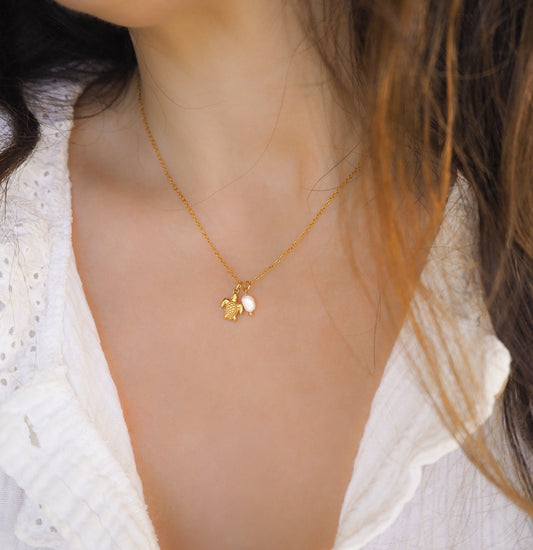 Model wearing Tiny Turtle Pearl Necklace, Gold Necklace with freshwater pearls and 18k gold turtle pendant, Minimalistic Ocean Inspired Jewelry, Jewelry for Beach Girls 