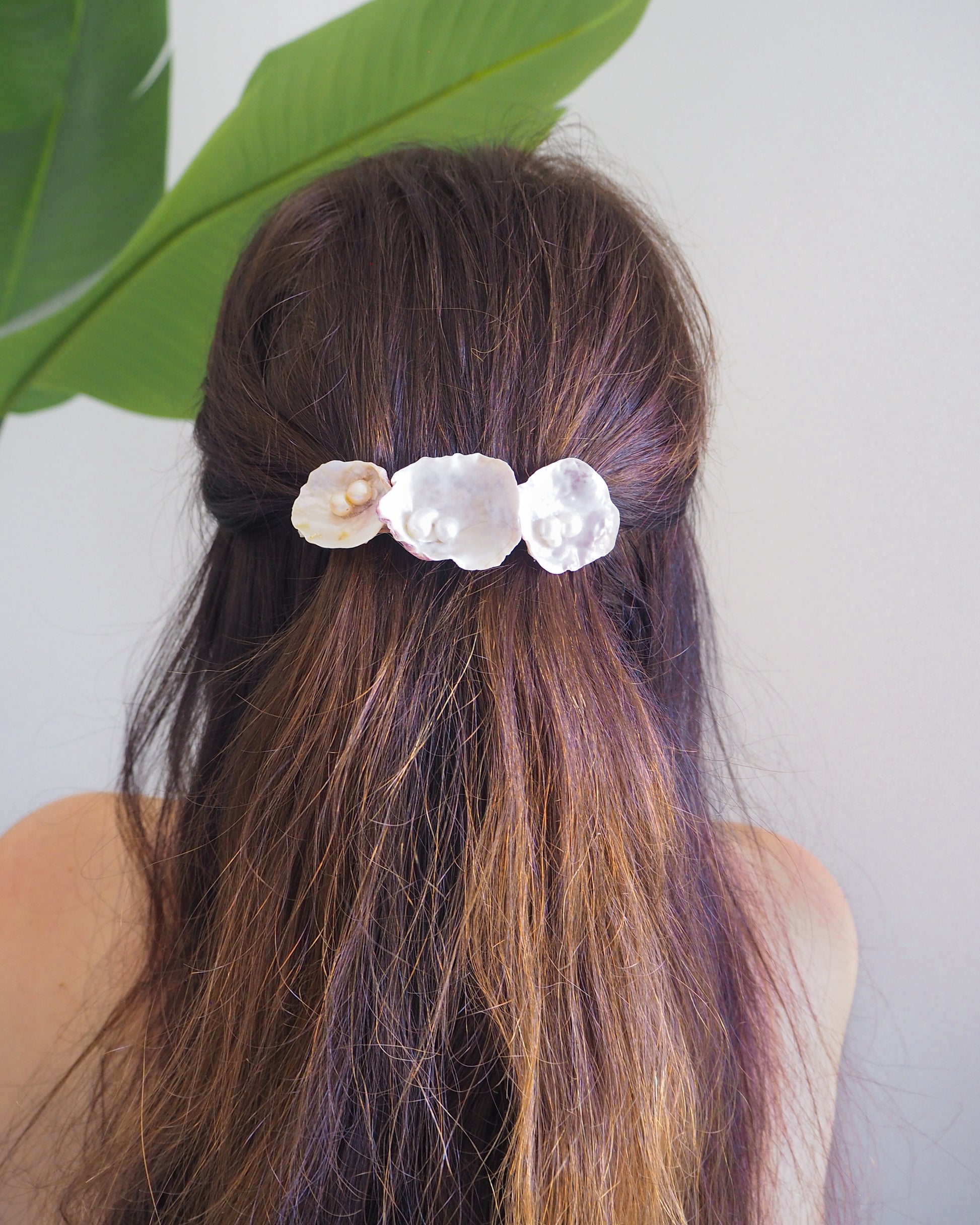 Model wearing Jingle Shell Pearl Hair clip. pearly shell Hair Clip Barrette, Boho Seashell Beach Clip from Portugal, Handpicked Real Shells, Seashell Hair Decoration, Bohemian Seashell Wedding Hair Assocciares, Coastal Christmas gift, Beach Wedding Hair