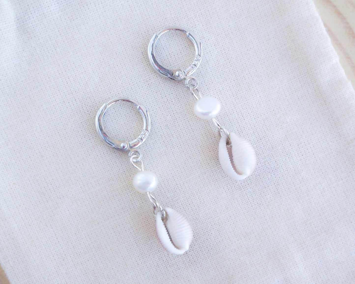 COWRIE SEASHELL FRESHWATER PEARL EARRINGS - Silver Ivory