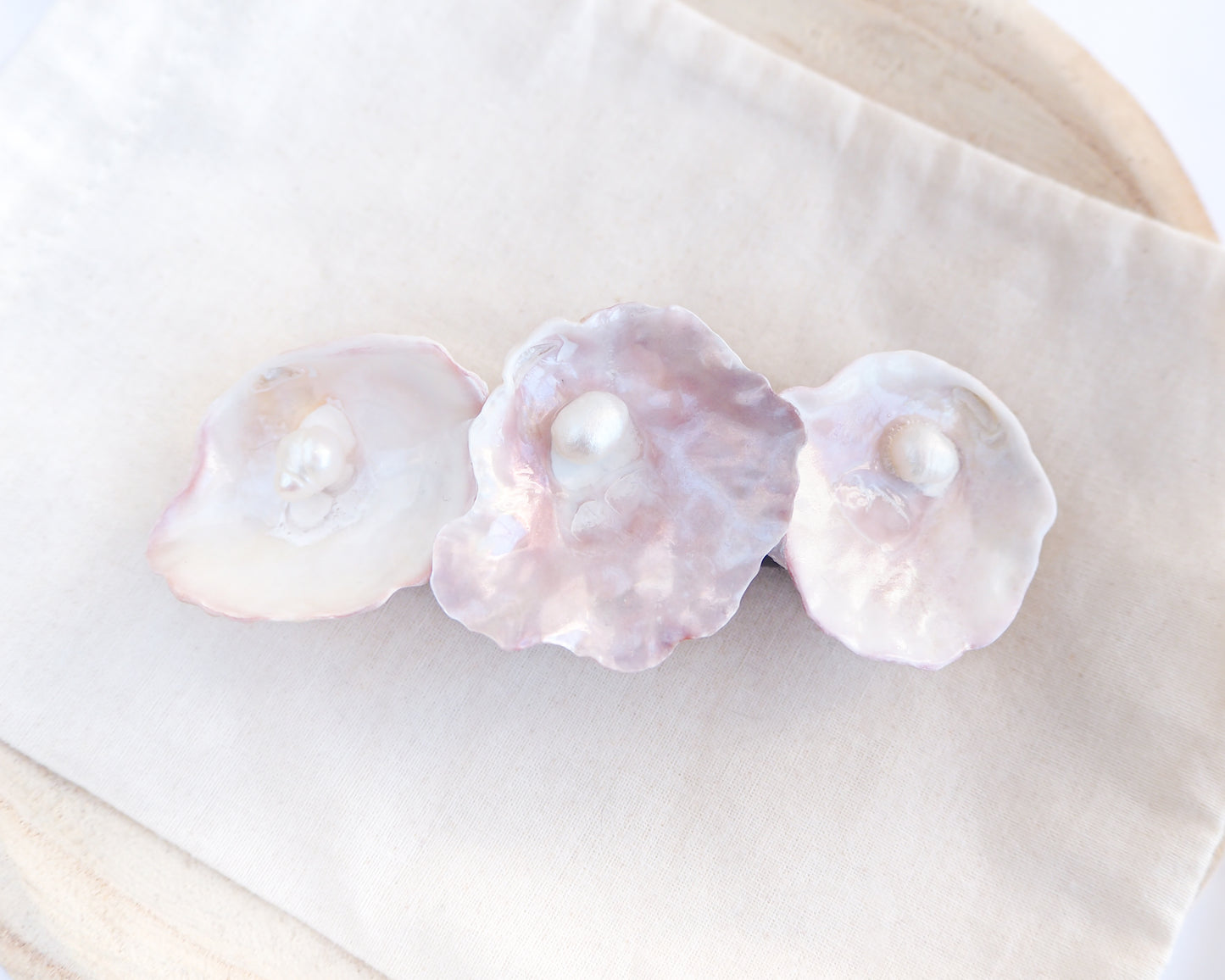 Big Pearl oyster shell hair clip with pearls on a cotton displayed. Made with handpicked jingle shells saddle oysters from Portugal. Jingle Shell Pearl Hair clip. pearly shell Hair Clip Barrette on stone displayed, Boho Seashell Beach Clip from Portugal, Handpicked Real Shells, Seashell Hair Decoration, Bohemian Seashell Wedding Hair accessories, Coastal Christmas gift, Beach Wedding Hair
