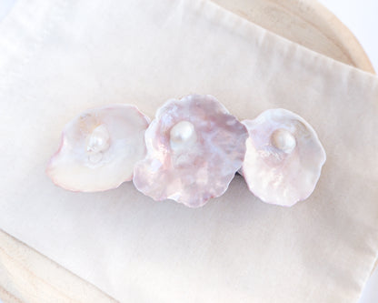 Big Pearl oyster shell hair clip with pearls on a cotton displayed. Made with handpicked jingle shells saddle oysters from Portugal. Jingle Shell Pearl Hair clip. pearly shell Hair Clip Barrette on stone displayed, Boho Seashell Beach Clip from Portugal, Handpicked Real Shells, Seashell Hair Decoration, Bohemian Seashell Wedding Hair accessories, Coastal Christmas gift, Beach Wedding Hair