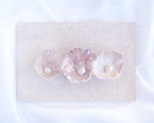 Pearl oyster shell hair clip with pearls on a stone background. Made with handpicked jingle shells saddle oysters from Portugal. Jingle Shell Pearl Hair clip. pearly shell Hair Clip Barrette on stone displayed, Boho Seashell Beach Clip from Portugal, Handpicked Real Shells, Seashell Hair Decoration, Bohemian Seashell Wedding Hair accessories, Coastal Christmas gift, Beach Wedding Hair