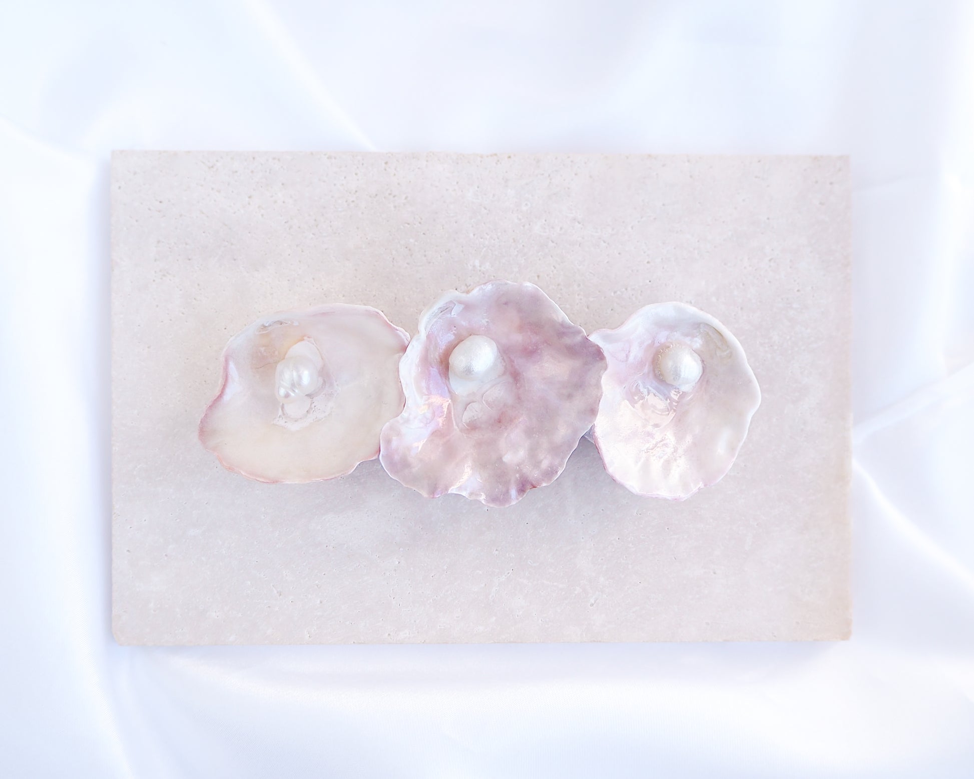 Close up of Pearl oyster shell hair clip with pearls on a stone background. Made with handpicked jingle shells saddle oysters from Portugal. Jingle Shell Pearl Hair clip. pearly shell Hair Clip Barrette on stone displayed, Boho Seashell Beach Clip from Portugal, Handpicked Real Shells, Seashell Hair Decoration, Bohemian Seashell Wedding Hair accessories, Coastal Christmas gift, Beach Wedding Hair