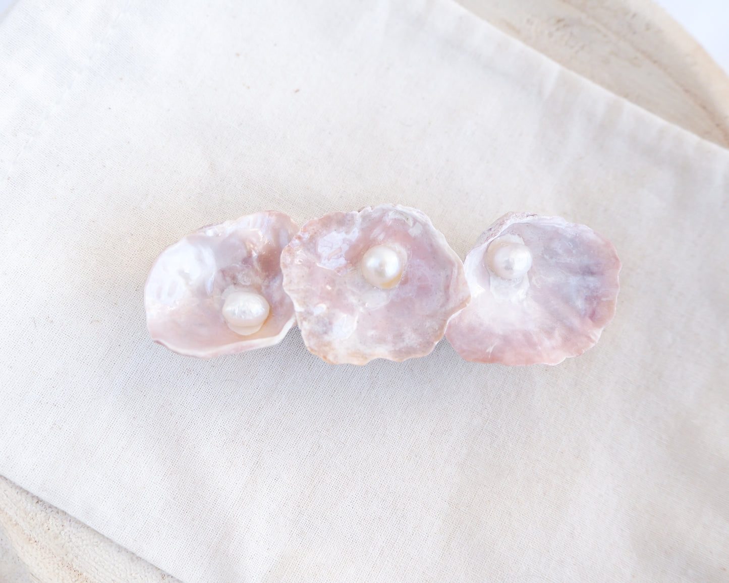 Medium Pearl oyster shell hair clip with pearls on a cotton displayed. Made with handpicked jingle shells saddle oysters from Portugal. Jingle Shell Pearl Hair clip. pearly shell Hair Clip Barrette on stone displayed, Boho Seashell Beach Clip from Portugal, Handpicked Real Shells, Seashell Hair Decoration, Bohemian Seashell Wedding Hair accessories, Coastal Christmas gift, Beach Wedding Hair