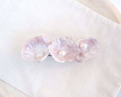 Upside down medium Pearl oyster shell hair clip with pearls on a cotton displayed. Made with handpicked jingle shells saddle oysters from Portugal. Jingle Shell Pearl Hair clip. pearly shell Hair Clip Barrette on stone displayed, Boho Seashell Beach Clip from Portugal, Handpicked Real Shells, Seashell Hair Decoration, Bohemian Seashell Wedding Hair accessories, Coastal Christmas gift, Beach Wedding Hair