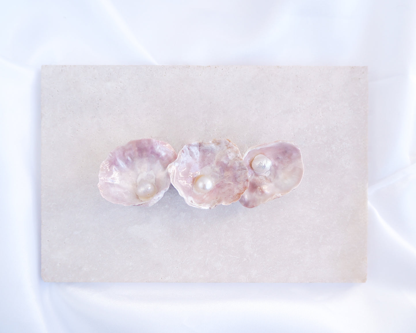 Close up of medium Pearl oyster shell hair clip with pearls on a stone background. Made with handpicked jingle shells saddle oysters from Portugal. Jingle Shell Pearl Hair clip. pearly shell Hair Clip Barrette on stone displayed, Boho Seashell Beach Clip from Portugal, Handpicked Real Shells, Seashell Hair Decoration, Bohemian Seashell Wedding Hair accessories, Coastal Christmas gift, Beach Wedding Hair