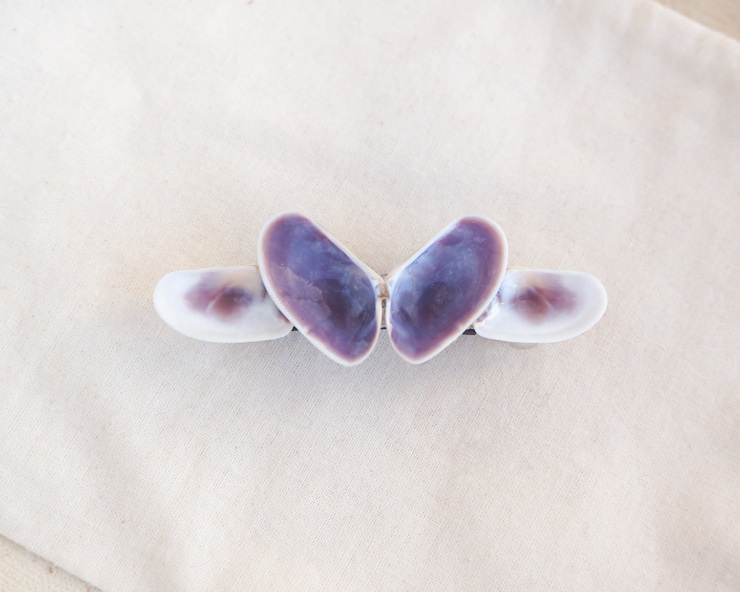 Butterfly-shaped hair clip with purple and white design on a light background. Butterfly-shaped hair clip on a beige square background. Made with purple white colored coquina shells set on a metal hair clip like a butterfly. Handpicked coquina shells from Portugal, Handpicked Real Coquina Shells, Sea Butterfly Shell Hair Decoration, Seashell Wedding Hair accessories, Coastal Christmas gift, Beach Wedding Hair