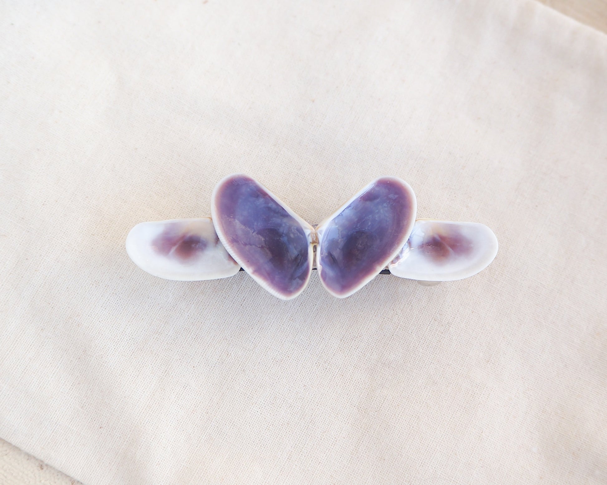 Butterfly-shaped hair clip with purple and white design on a light background. Butterfly-shaped hair clip on a beige square background. Made with purple white colored coquina shells set on a metal hair clip like a butterfly. Handpicked coquina shells from Portugal, Handpicked Real Coquina Shells, Sea Butterfly Shell Hair Decoration, Seashell Wedding Hair accessories, Coastal Christmas gift, Beach Wedding Hair