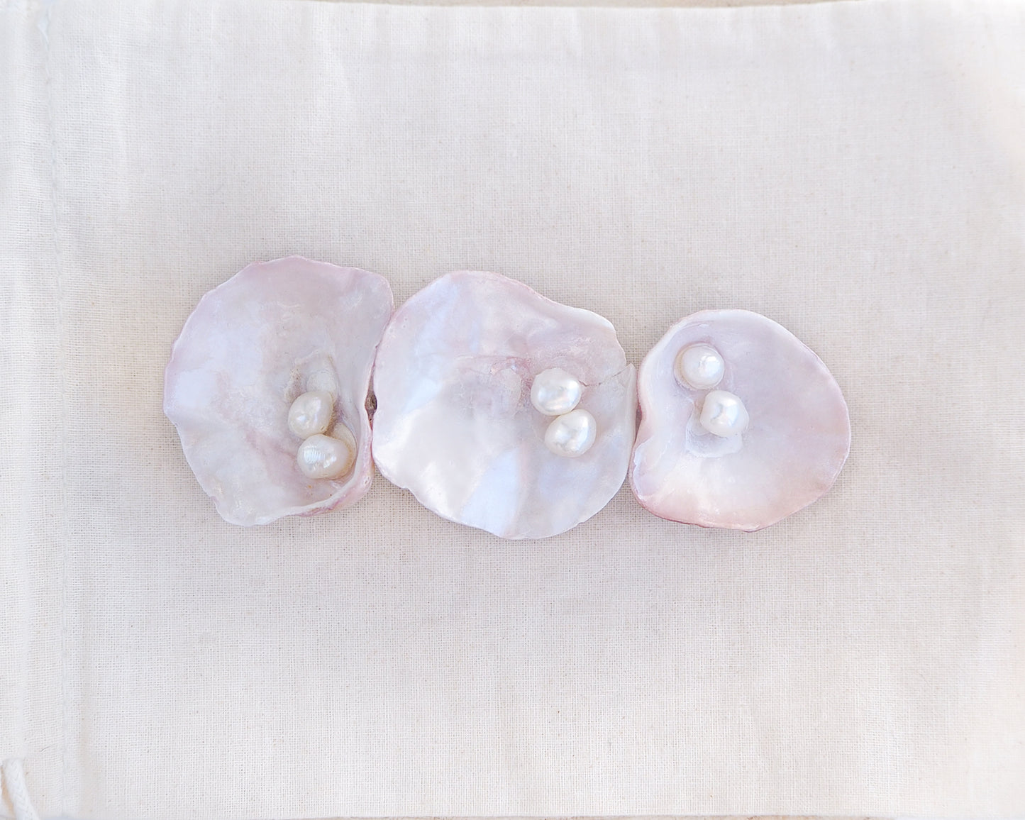 Big Pearl oyster shell hair clip with pearls on a cotton displayed. Made with handpicked jingle shells saddle oysters from Portugal. Jingle Shell Pearl Hair clip. pearly shell Hair Clip Barrette on stone displayed, Boho Seashell Beach Clip from Portugal, Handpicked Real Shells, Seashell Hair Decoration, Bohemian Seashell Wedding Hair accessories, Coastal Christmas gift, Beach Wedding Hair