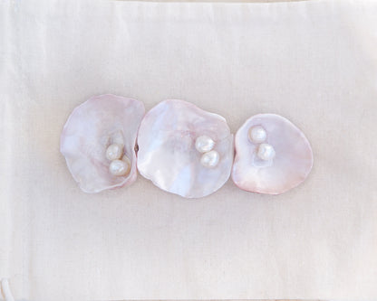 Big Pearl oyster shell hair clip with pearls on a cotton displayed. Made with handpicked jingle shells saddle oysters from Portugal. Jingle Shell Pearl Hair clip. pearly shell Hair Clip Barrette on stone displayed, Boho Seashell Beach Clip from Portugal, Handpicked Real Shells, Seashell Hair Decoration, Bohemian Seashell Wedding Hair accessories, Coastal Christmas gift, Beach Wedding Hair