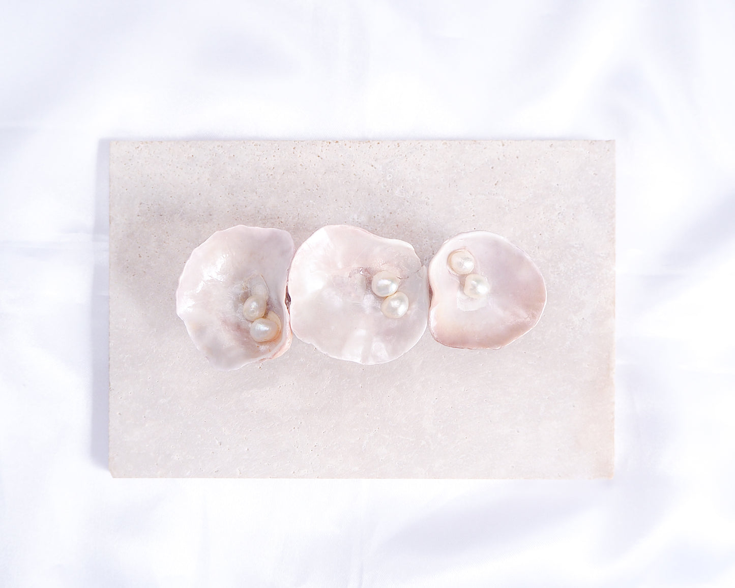 Big Pearl oyster shell hair clip with pearls on a stone displayed. Made with handpicked jingle shells saddle oysters from Portugal. Jingle Shell Pearl Hair clip. pearly shell Hair Clip Barrette on stone displayed, Boho Seashell Beach Clip from Portugal, Handpicked Real Shells, Seashell Hair Decoration, Bohemian Seashell Wedding Hair accessories, Coastal Christmas gift, Beach Wedding Hair