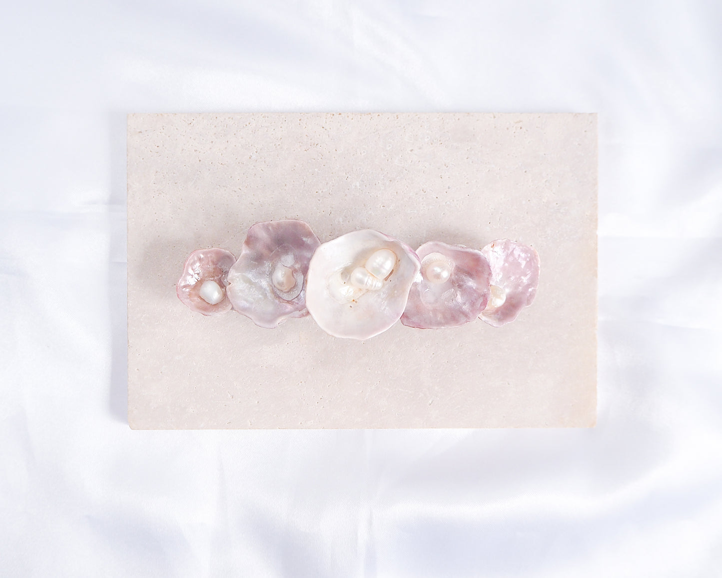 Small Pearl oyster shell hair clip with pearls on a stone displayed. Made with handpicked jingle shells saddle oysters from Portugal. Jingle Shell Pearl Hair clip. pearly shell Hair Clip Barrette on stone displayed, Boho Seashell Beach Clip from Portugal, Handpicked Real Shells, Seashell Hair Decoration, Bohemian Seashell Wedding Hair accessories, Coastal Christmas gift, Beach Wedding Hair
