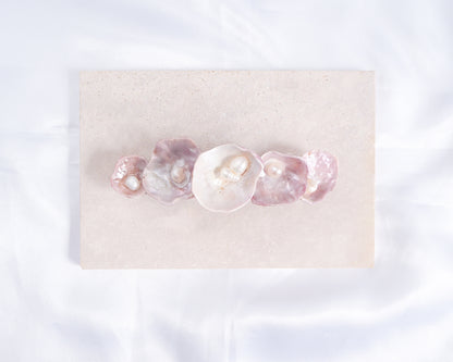 Small Pearl oyster shell hair clip with pearls on a stone displayed. Made with handpicked jingle shells saddle oysters from Portugal. Jingle Shell Pearl Hair clip. pearly shell Hair Clip Barrette on stone displayed, Boho Seashell Beach Clip from Portugal, Handpicked Real Shells, Seashell Hair Decoration, Bohemian Seashell Wedding Hair accessories, Coastal Christmas gift, Beach Wedding Hair