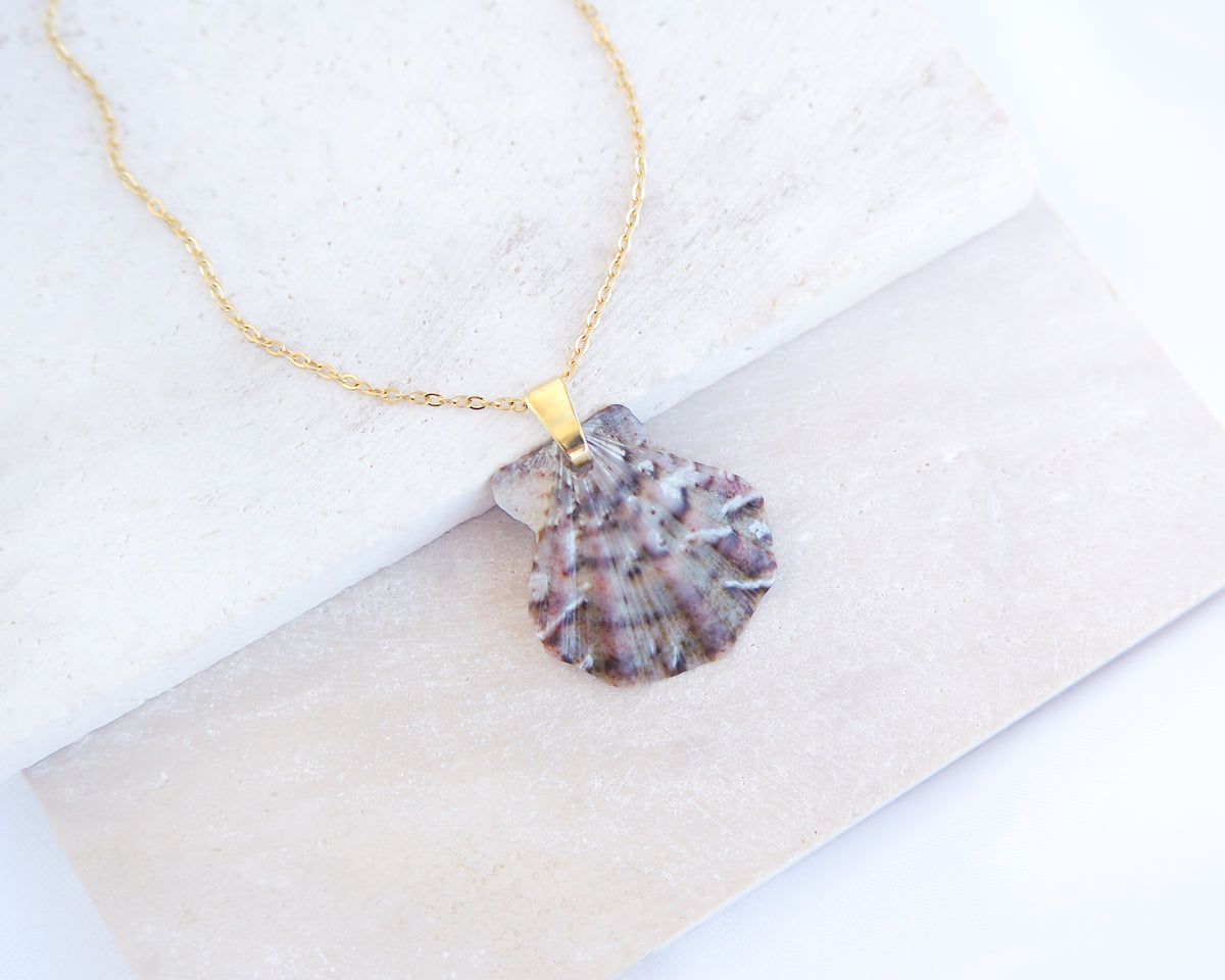 SEASHELL NECKLACE ~ Grey Leopard Scallop Shell