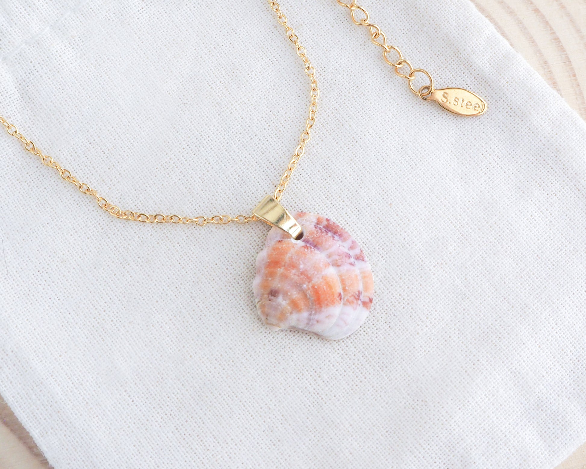 Unique pattern Orange Fuchsia Venus Shell Gold Necklace II on display